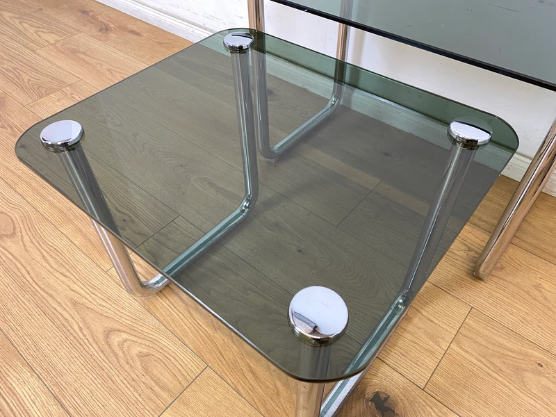 WMK # Formschöner und sehr gut erhaltener ital. Space Age 2-in-1 Satztisch aus Chrom mit stilvollem Rauchglas, um 1970