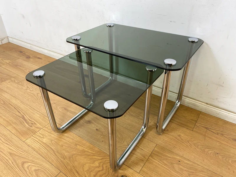 WMK # Formschöner und sehr gut erhaltener ital. Space Age 2-in-1 Satztisch aus Chrom mit stilvollem Rauchglas, um 1970