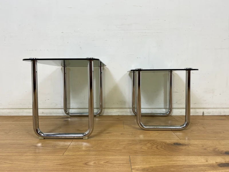 WMK # Formschöner und sehr gut erhaltener ital. Space Age 2-in-1 Satztisch aus Chrom mit stilvollem Rauchglas, um 1970