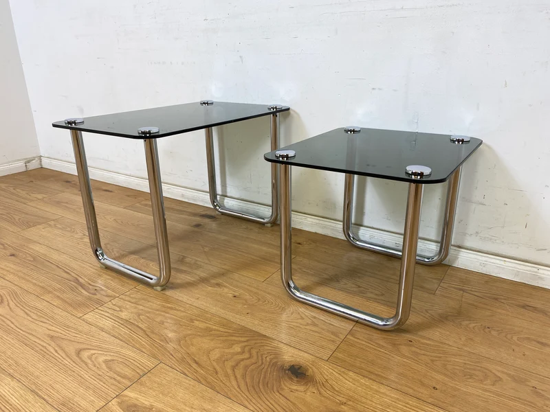 WMK # Formschöner und sehr gut erhaltener ital. Space Age 2-in-1 Satztisch aus Chrom mit stilvollem Rauchglas, um 1970