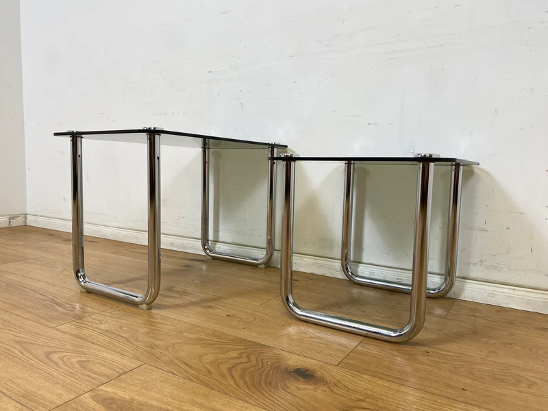 WMK # Formschöner und sehr gut erhaltener ital. Space Age 2-in-1 Satztisch aus Chrom mit stilvollem Rauchglas, um 1970