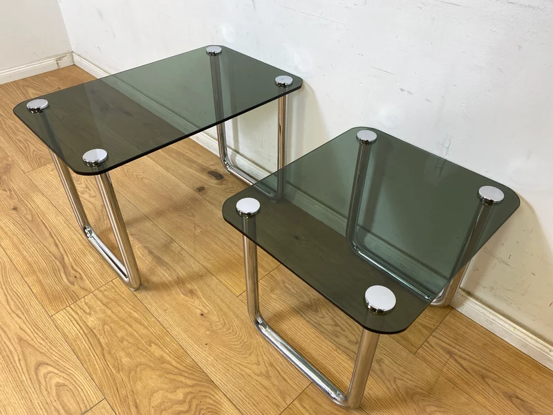 WMK # Formschöner und sehr gut erhaltener ital. Space Age 2-in-1 Satztisch aus Chrom mit stilvollem Rauchglas, um 1970