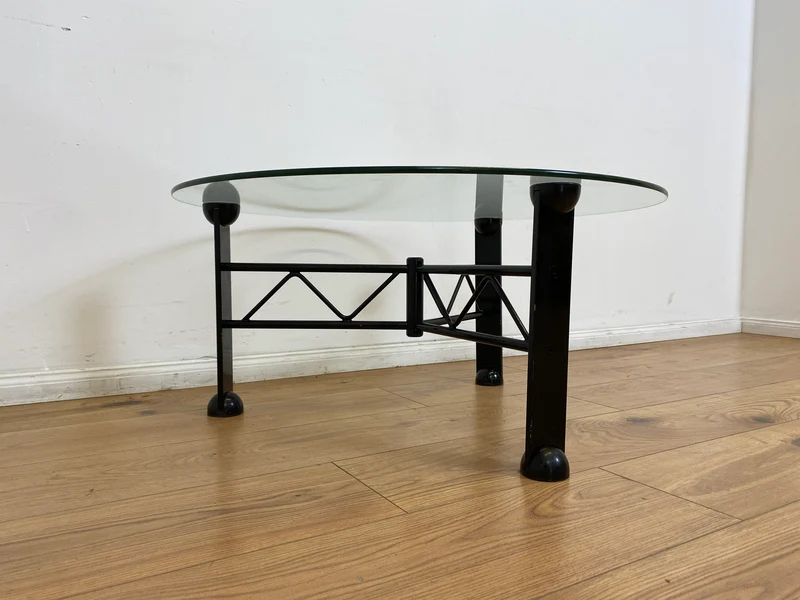 WMK # Stilvoller und sehr gut erhaltener Designer Couchtisch von Klöber aus 1996 mit runder Glasplatte 80cm auf schwarzem Metallgestell