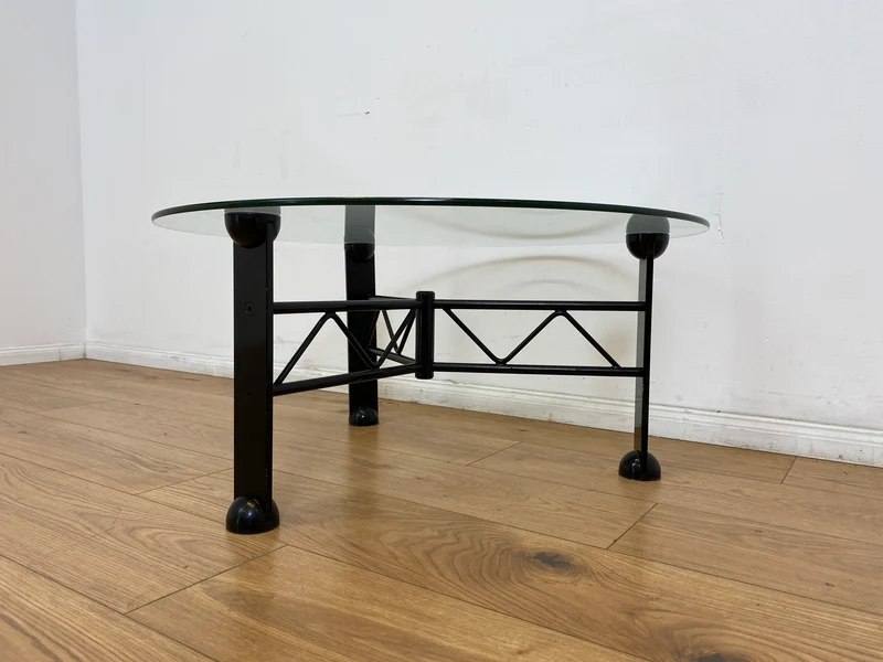 WMK # Stilvoller und sehr gut erhaltener Designer Couchtisch von Klöber aus 1996 mit runder Glasplatte 80cm auf schwarzem Metallgestell