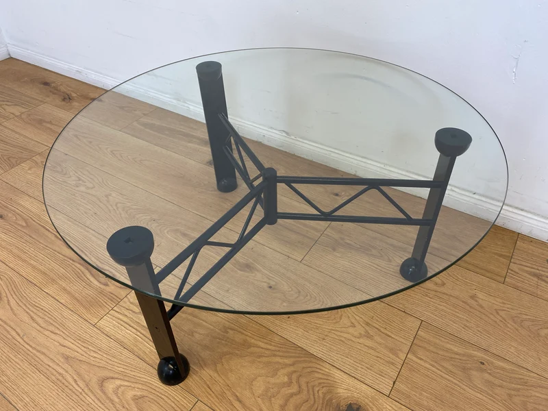 WMK # Stilvoller und sehr gut erhaltener Designer Couchtisch von Klöber aus 1996 mit runder Glasplatte 80cm auf schwarzem Metallgestell