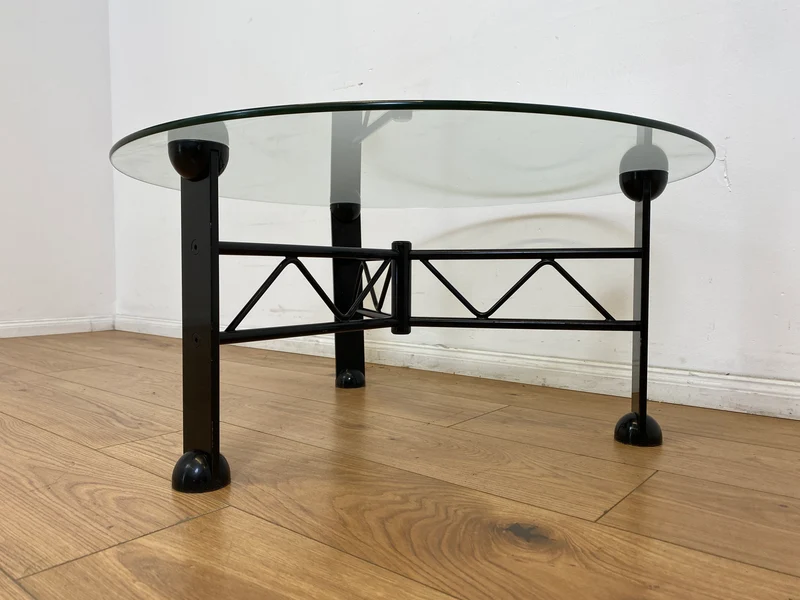 WMK # Stilvoller und sehr gut erhaltener Designer Couchtisch von Klöber aus 1996 mit runder Glasplatte 80cm auf schwarzem Metallgestell