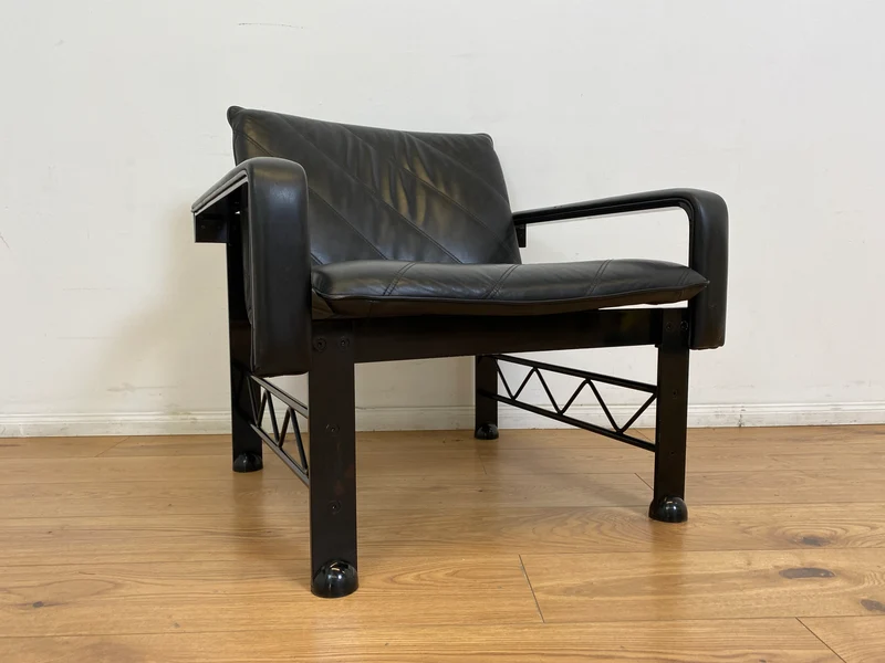 WMK # Stilvoller & hochwertiger Designersessel von Klöber aus 1996 mit Kunstleder Bezug auf schwarzem Metallrahmen