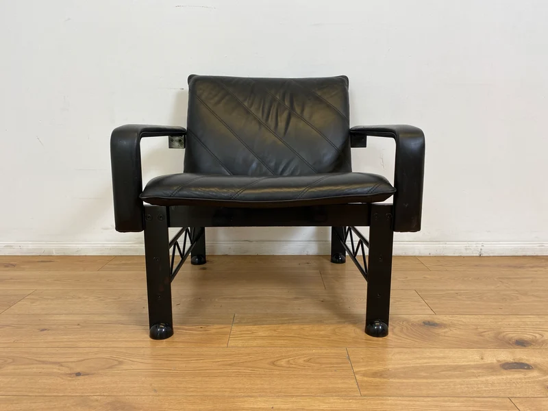 WMK # Stilvoller & hochwertiger Designersessel von Klöber aus 1996 mit Kunstleder Bezug auf schwarzem Metallrahmen