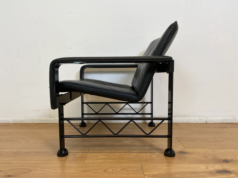WMK # Stilvoller & hochwertiger Designersessel von Klöber aus 1996 mit Kunstleder Bezug auf schwarzem Metallrahmen