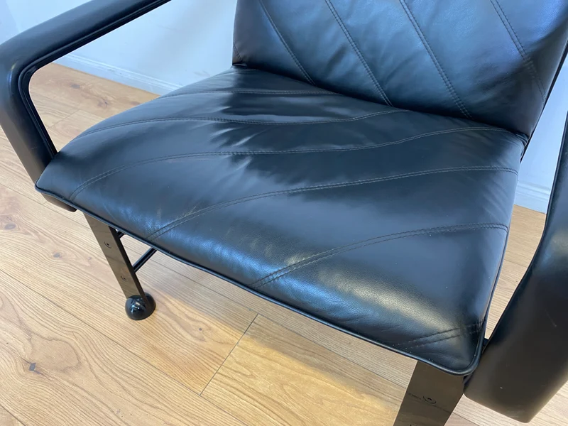WMK # Stilvoller & hochwertiger Designersessel von Klöber aus 1996 mit Kunstleder Bezug auf schwarzem Metallrahmen