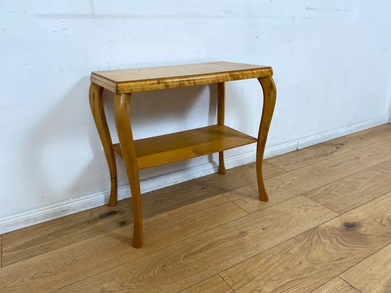 WMK I Freundlicher heller skandinavischer 1940er Jahre Beistelltisch in Birkenholz mit Ablage und eleganten Cabriolen Füßen