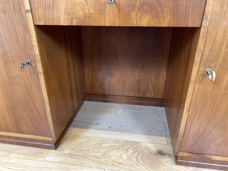WMK I Minimalistischer freistehender Mid-Century Schreibtisch aus vollem Holz mit Regal Rückseite