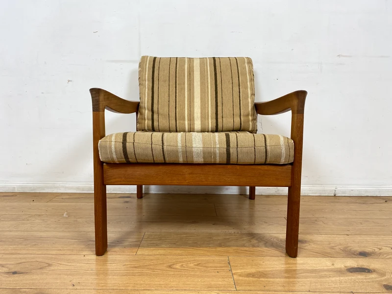 WMK I Stilvoller skandinavischer Mid-Century Sessel von Komfort mit gestreiftem beigem Originalbezug & Teakholz Rahmen