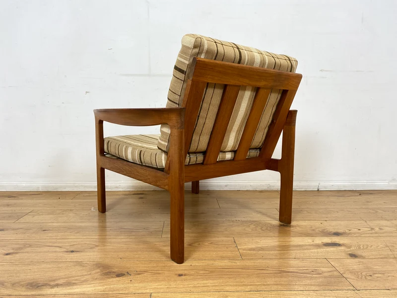 WMK I Stilvoller skandinavischer Mid-Century Sessel von Komfort mit gestreiftem beigem Originalbezug & Teakholz Rahmen