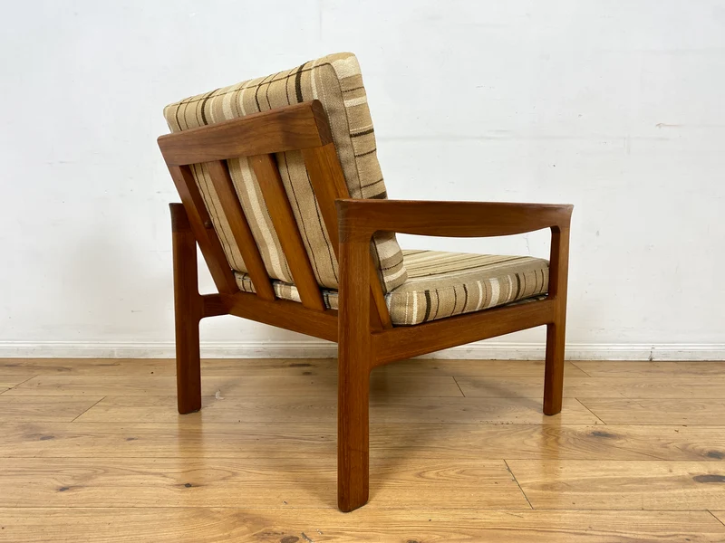 WMK I Stilvoller skandinavischer Mid-Century Sessel von Komfort mit gestreiftem beigem Originalbezug & Teakholz Rahmen