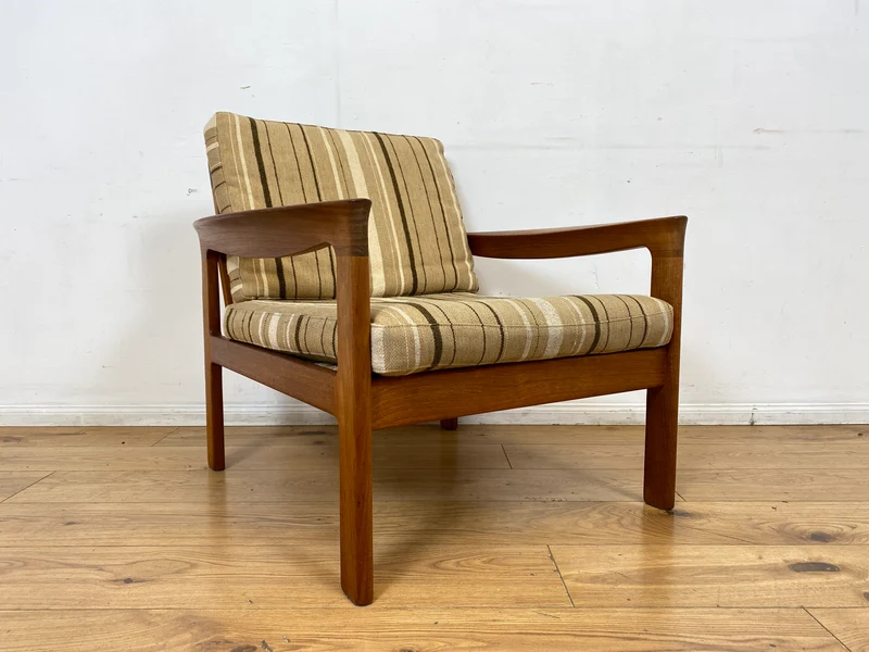 WMK I Stilvoller skandinavischer Mid-Century Sessel von Komfort mit gestreiftem beigem Originalbezug & Teakholz Rahmen