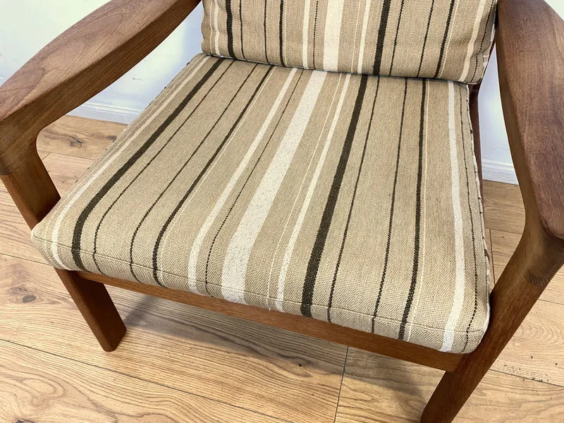 WMK I Stilvoller skandinavischer Mid-Century Sessel von Komfort mit gestreiftem beigem Originalbezug & Teakholz Rahmen