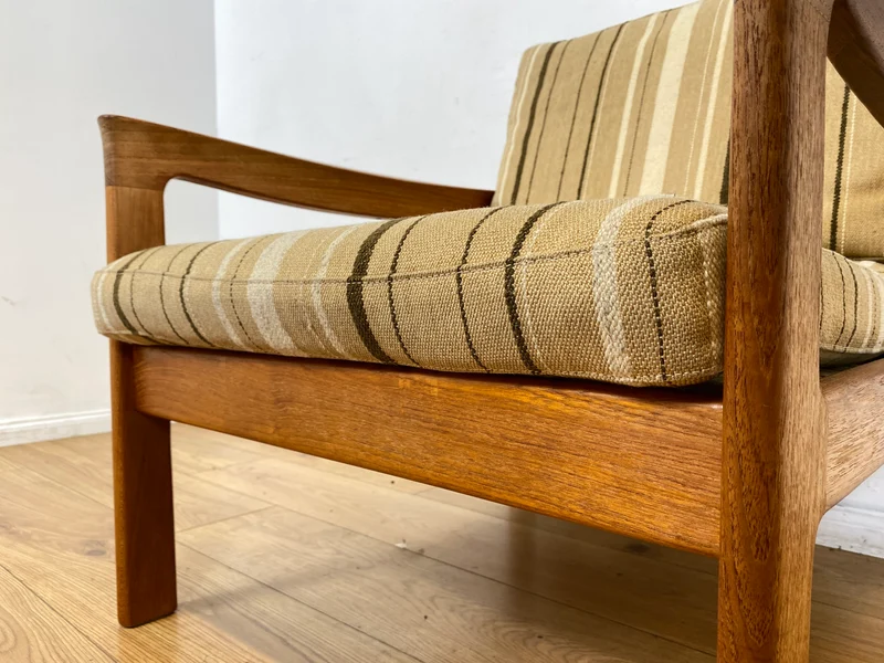 WMK I Stilvoller skandinavischer Mid-Century Sessel von Komfort mit gestreiftem beigem Originalbezug & Teakholz Rahmen