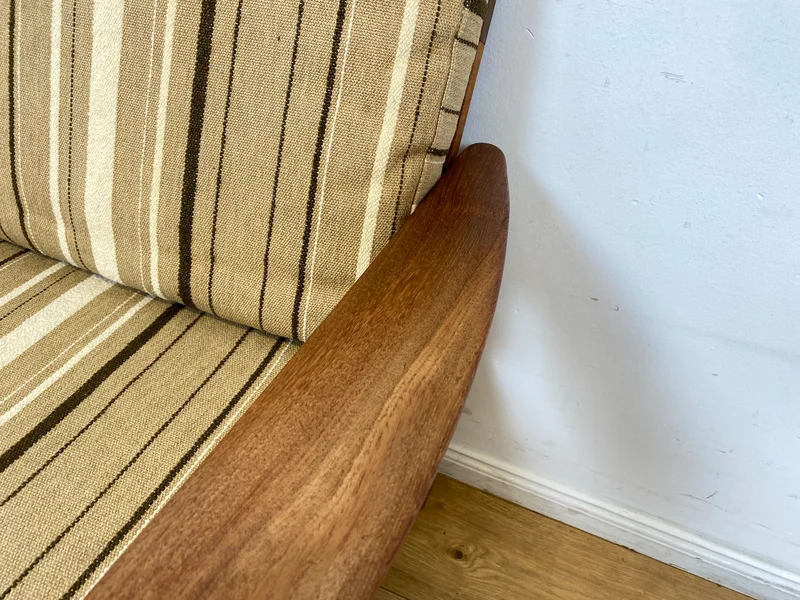 WMK I Stilvoller skandinavischer Mid-Century Sessel von Komfort mit gestreiftem beigem Originalbezug & Teakholz Rahmen