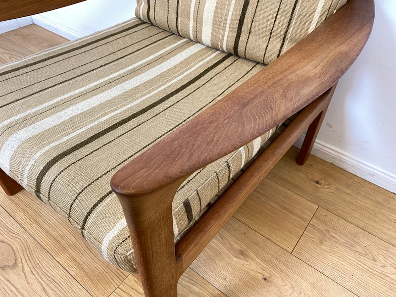 WMK I Stilvoller skandinavischer Mid-Century Sessel von Komfort mit gestreiftem beigem Originalbezug & Teakholz Rahmen