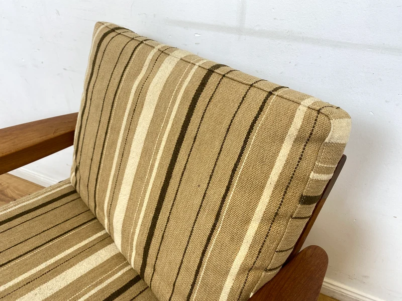 WMK I Stilvoller skandinavischer Mid-Century Sessel von Komfort mit gestreiftem beigem Originalbezug & Teakholz Rahmen