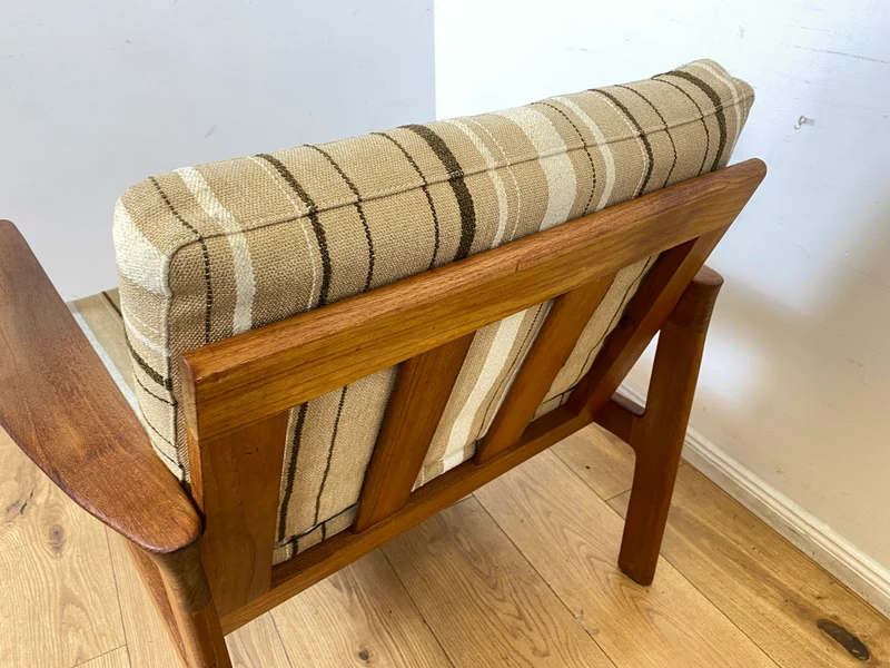 WMK I Stilvoller skandinavischer Mid-Century Sessel von Komfort mit gestreiftem beigem Originalbezug & Teakholz Rahmen