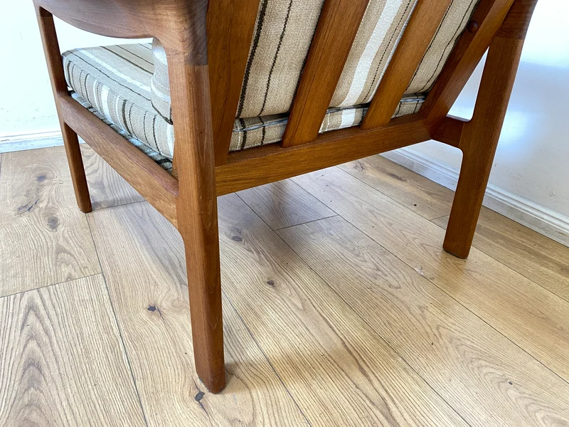 WMK I Stilvoller skandinavischer Mid-Century Sessel von Komfort mit gestreiftem beigem Originalbezug & Teakholz Rahmen