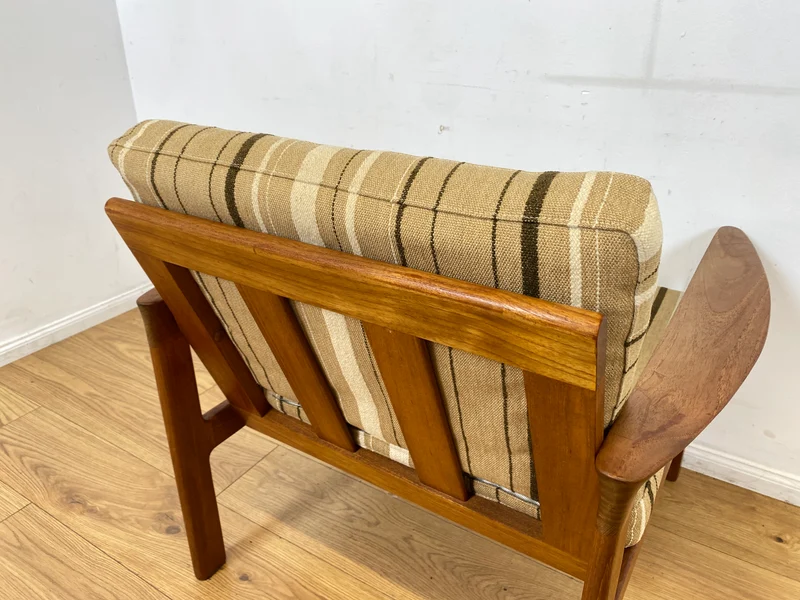 WMK I Stilvoller skandinavischer Mid-Century Sessel von Komfort mit gestreiftem beigem Originalbezug & Teakholz Rahmen