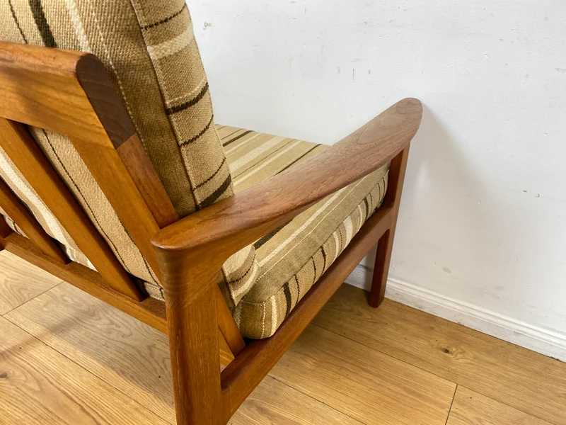 WMK I Stilvoller skandinavischer Mid-Century Sessel von Komfort mit gestreiftem beigem Originalbezug & Teakholz Rahmen