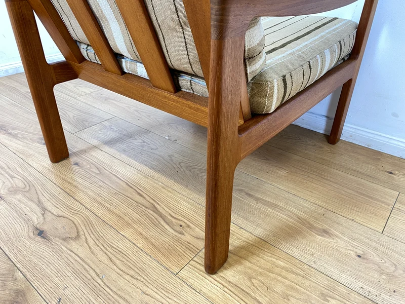 WMK I Stilvoller skandinavischer Mid-Century Sessel von Komfort mit gestreiftem beigem Originalbezug & Teakholz Rahmen