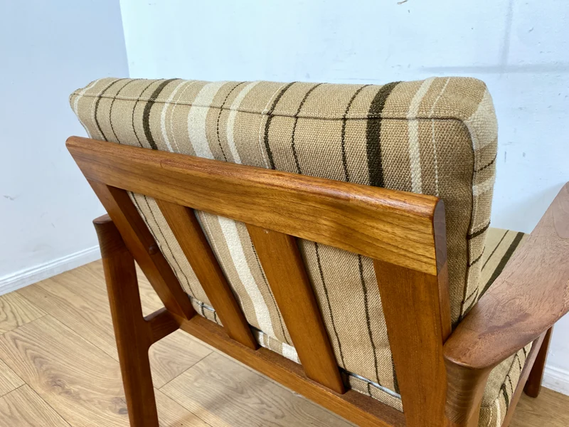 WMK I Stilvoller skandinavischer Mid-Century Sessel von Komfort mit gestreiftem beigem Originalbezug & Teakholz Rahmen