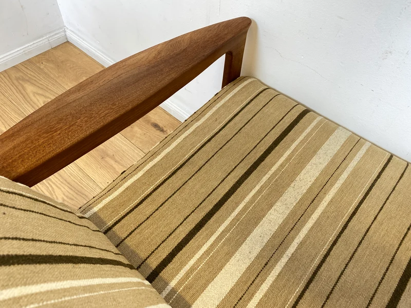 WMK I Stilvoller skandinavischer Mid-Century Sessel von Komfort mit gestreiftem beigem Originalbezug & Teakholz Rahmen