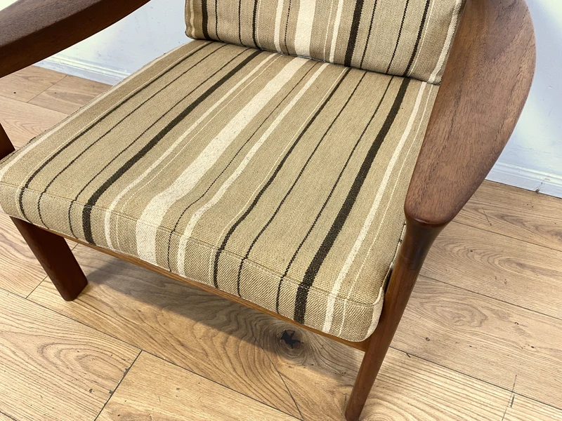 WMK I Stilvoller skandinavischer Mid-Century Sessel von Komfort mit gestreiftem beigem Originalbezug & Teakholz Rahmen