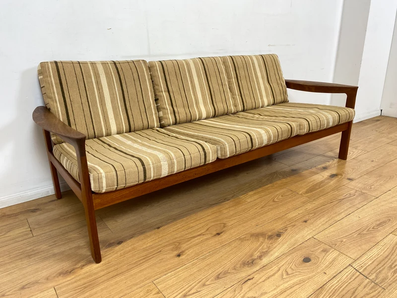 WMK I Stilvolles skandinavisches Mid-Century Sofa von Komfort mit gestreiftem beigem Originalbezug & Teakholz Rahmen