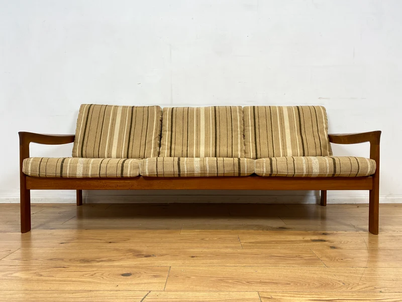 WMK I Stilvolles skandinavisches Mid-Century Sofa von Komfort mit gestreiftem beigem Originalbezug & Teakholz Rahmen