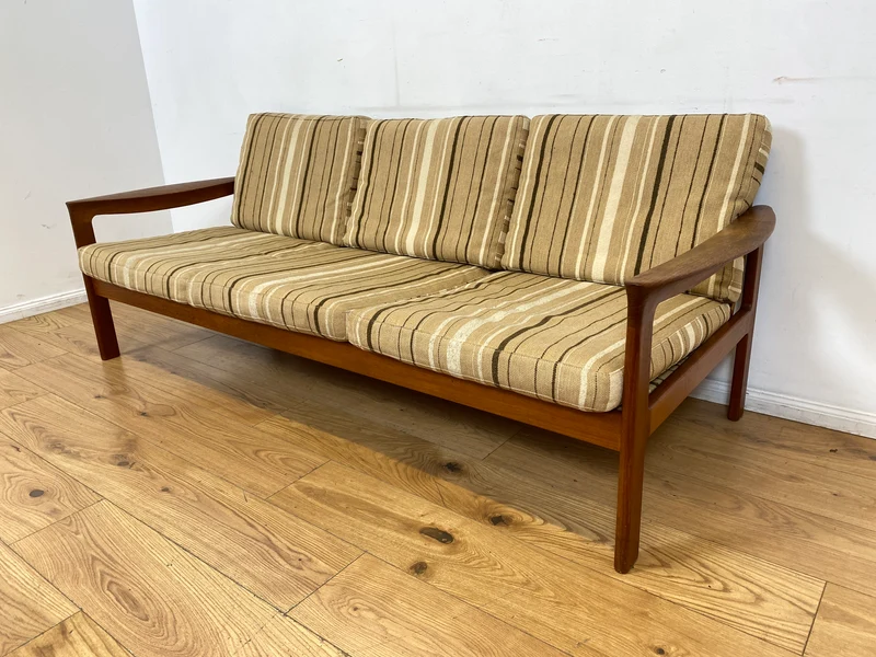 WMK I Stilvolles skandinavisches Mid-Century Sofa von Komfort mit gestreiftem beigem Originalbezug & Teakholz Rahmen