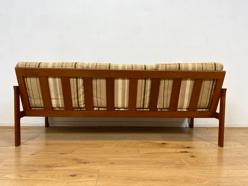 WMK I Stilvolles skandinavisches Mid-Century Sofa von Komfort mit gestreiftem beigem Originalbezug & Teakholz Rahmen