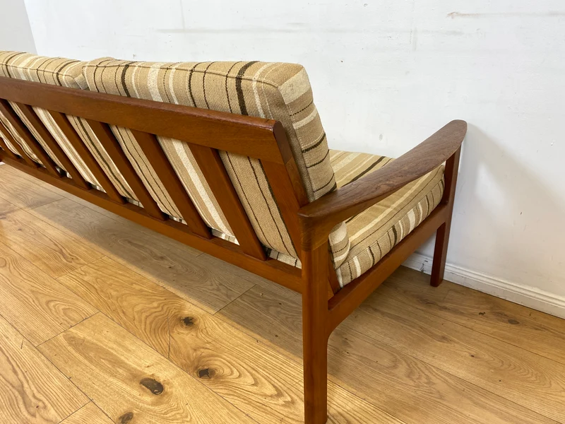 WMK I Stilvolles skandinavisches Mid-Century Sofa von Komfort mit gestreiftem beigem Originalbezug & Teakholz Rahmen