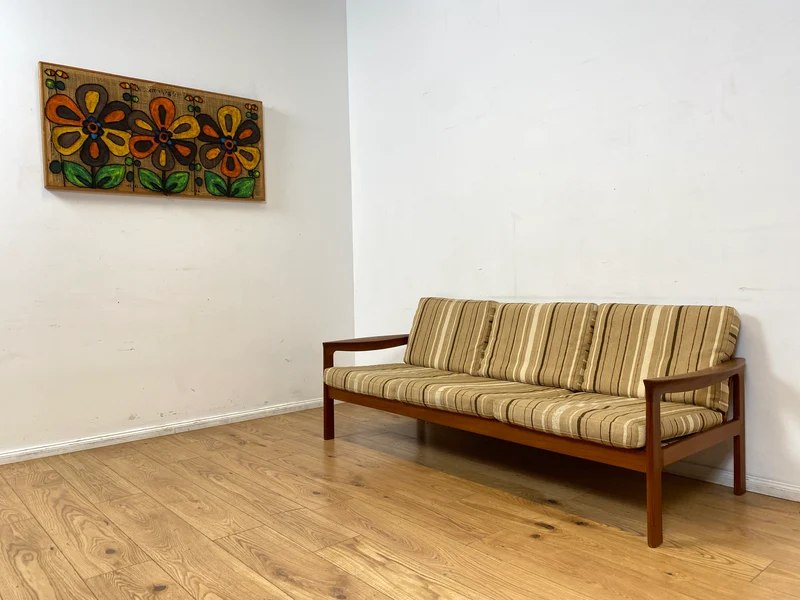 WMK I Stilvolles skandinavisches Mid-Century Sofa von Komfort mit gestreiftem beigem Originalbezug & Teakholz Rahmen
