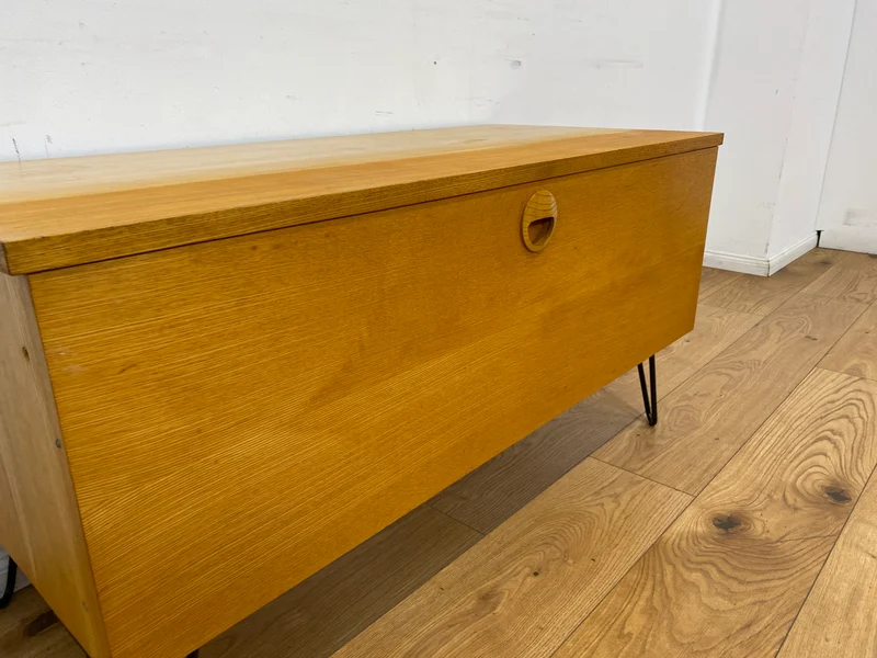 WMK I Kultiges Designer Sideboard 430/61 von Joachim Nebelung für VEB Hellerau in Sen Esche auf neuen Hairpin Metallfüssen
