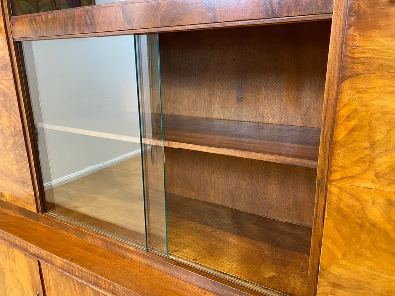WMK I Imposanter 30er Jahre Art Deco Wohnzimmerschrank I Vollholz in edlem Walnuss