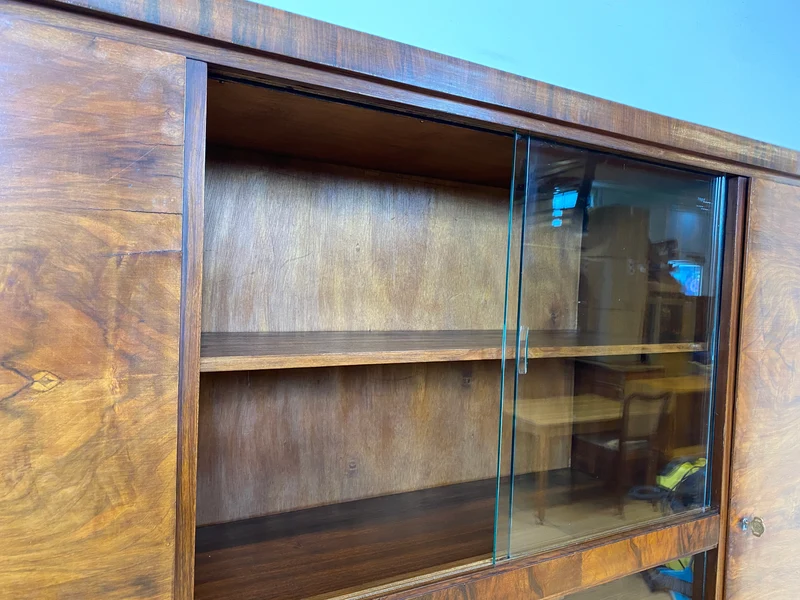 WMK I Imposanter 30er Jahre Art Deco Wohnzimmerschrank I Vollholz in edlem Walnuss