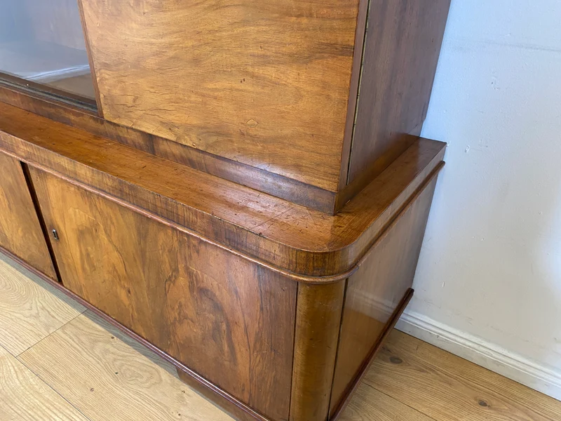 WMK I Imposanter 30er Jahre Art Deco Wohnzimmerschrank I Vollholz in edlem Walnuss