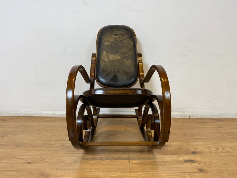 WMK I Sehr schöner 60er Jahre Schaukelstuhl im Stil von Thonet mit Bugholz Rahmen und Kunstleder Bezug
