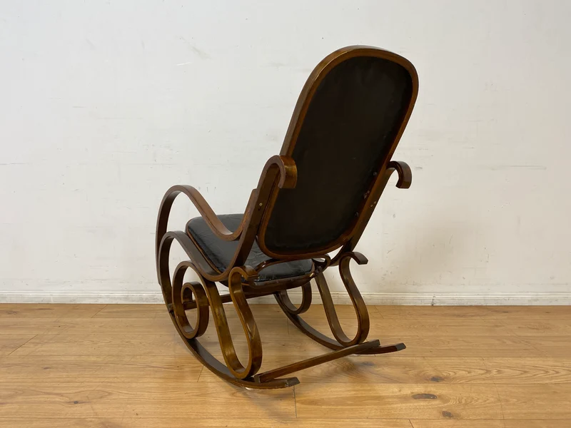WMK I Sehr schöner 60er Jahre Schaukelstuhl im Stil von Thonet mit Bugholz Rahmen und Kunstleder Bezug