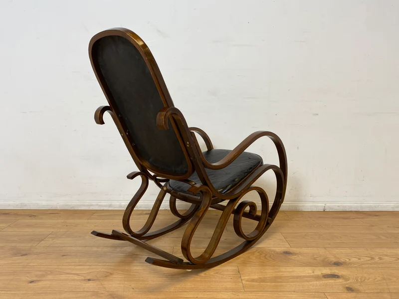 WMK I Sehr schöner 60er Jahre Schaukelstuhl im Stil von Thonet mit Bugholz Rahmen und Kunstleder Bezug