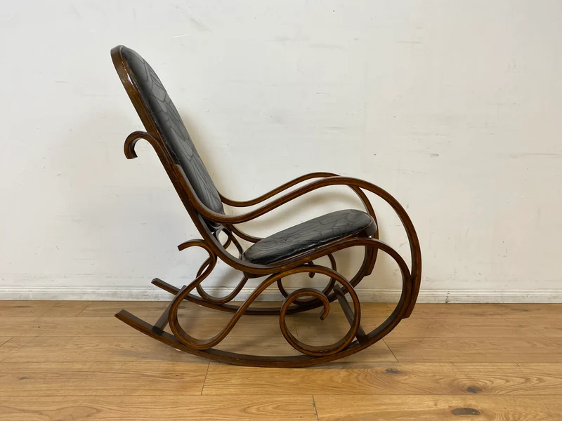 WMK I Sehr schöner 60er Jahre Schaukelstuhl im Stil von Thonet mit Bugholz Rahmen und Kunstleder Bezug