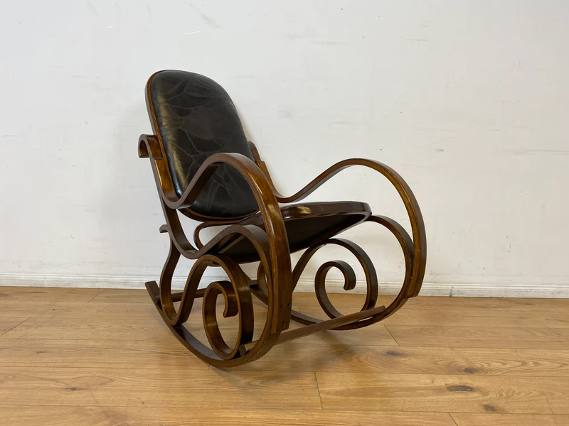 WMK I Sehr schöner 60er Jahre Schaukelstuhl im Stil von Thonet mit Bugholz Rahmen und Kunstleder Bezug