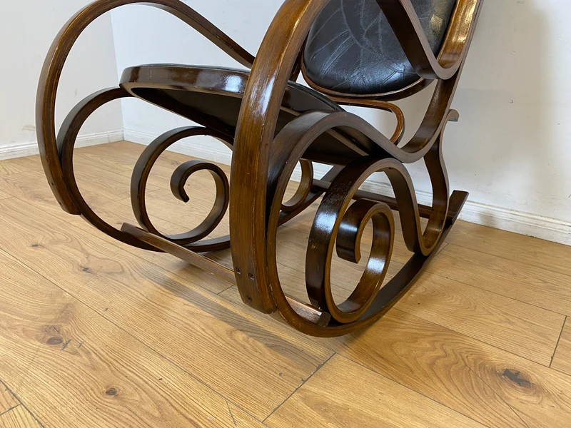 WMK I Sehr schöner 60er Jahre Schaukelstuhl im Stil von Thonet mit Bugholz Rahmen und Kunstleder Bezug