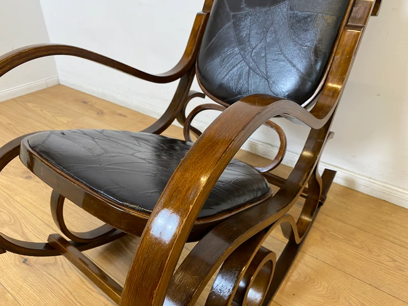 WMK I Sehr schöner 60er Jahre Schaukelstuhl im Stil von Thonet mit Bugholz Rahmen und Kunstleder Bezug